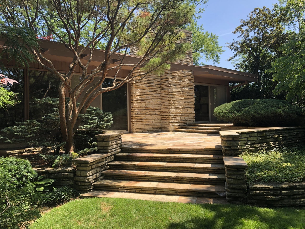 A beautiful MCM home designed by Milton Schwartz in Glencoe, IL