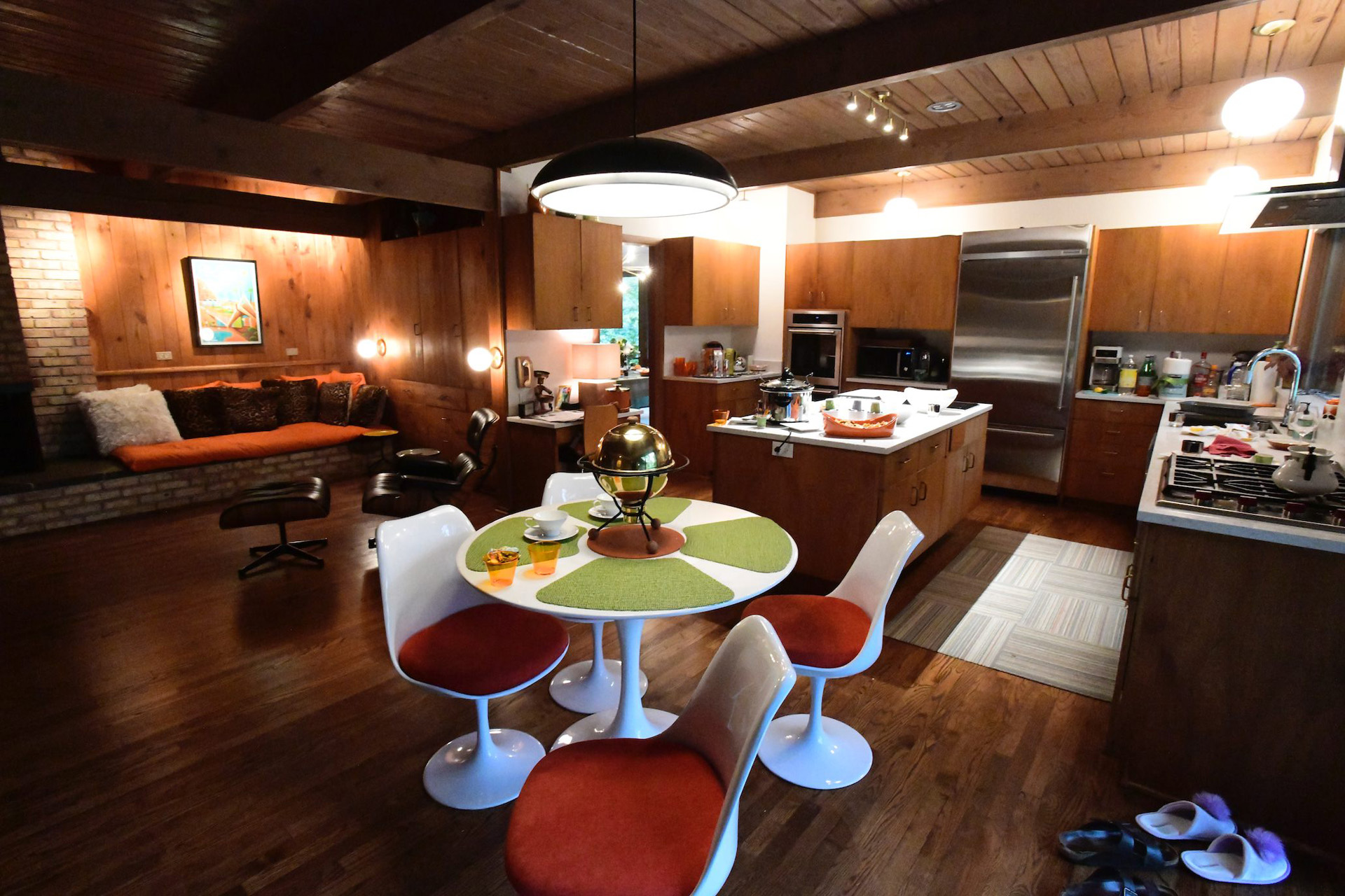 What a fantastic open kitchen / dinette / family room!